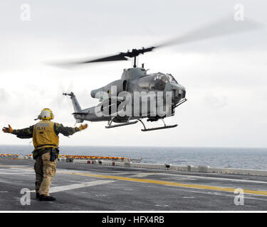 090127-N-9950J-089 Pazifik (27. Januar 2009) Luftfahrt Boatswain Mate (Handling) 3. Klasse Jeffrey Baker aus Davenport, Iowa, leitet die Landung von einem Kampfhubschrauber AH-1Z Super Cobra aus der Luftfahrt Bekämpfung Bestandteil der 31. Marine Expeditionary Unit (MEU 31.) an Bord der amphibischen Angriff Schiff USS Essex (LHD-2). Die Super Cobra gehörte zu ein ganzes Arsenal von Flugzeug landete in Vorbereitung auf das Schiff Frühling Patrouille. Andere enthalten AV-8 b Harrier Jet-Flugzeuge sowie CH-53E Sea Stallion, CH-46E Sea Knight und UH-1N Huey Hubschrauber. Essex ist das Typschiff der onl Stockfoto