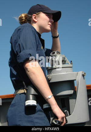 090129-N-5684B-026 Golf von ADEN (29. Januar 2009) ens Atwell steht eine Navigations-Uhr an Bord der Lenkwaffenzerstörer (DDG-72) USS Mahan, zugewiesen, kombiniert Task Force (CTF) 151. CTF 151 ist eine multinationale Task Force Pirateriebekämpfung Operationen in und rund um den Golf von Aden, Arabisches Meer, indischen Ozean und das Rote Meer und wurde gegründet, um eine rechtmäßige maritime Ordnung schaffen und Sicherheit im maritimen Umfeld zu entwickeln. (US Navy Foto von Seemann Sean Burgess/freigegeben) U.S. Navy 090129-N-5684B-026 ens Atwell steht eine Navigations-Uhr an Bord der Lenkwaffenzerstörer (DDG-72 Stockfoto