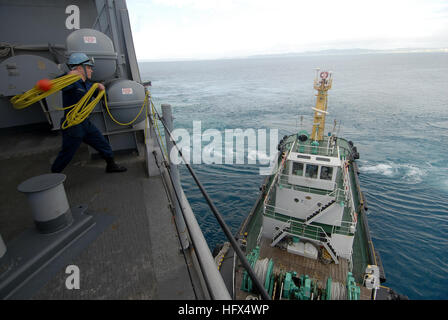 090129-N-6936D-002 SEA OF JAPAN (29. Januar 2009) Bootsmännern Mate Seemann Daniel Hardwick, wirft aus Jacksonville, Florida, amphibische Dock Landungsschiff USS Tortuga (LSD-46), zugewiesen eine Nachrichtenzeile zu einem Ruck, wie Tortuga Naval Anlage White Beach, Okinawa zur Teilnahme an Übung Cobra Gold 09 fährt. Kobra-Gold ist eine jährliche militärische Übung Co-gesponsert von Thailand und den Vereinigten Staaten, Thai, trainieren USA und Singapur Koalition Task Force Personal. (Foto: U.S. Navy Mass Communication Specialist 2. Klasse David Didier/freigegeben) U.S. Navy 090129-N-6936D-002 Bootsmann der Mate Seemann Stockfoto