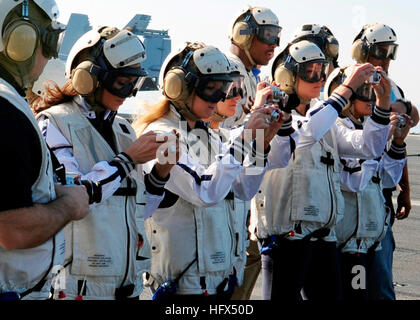 090201-N-8822R-034 Golf von OMAN (1. Februar 2009) Spieler und Cheerleader aus der NFL-Football-Team der New England Patriots beobachten Flugbetrieb an Bord des Flugzeugträgers USS Theodore Roosevelt (CVN-71). Die Spieler und Cheerleader machte einen Besuch in Theodore Roosevelt für eine Aufführung vor dem Super Bowl XLIII. Theodore Roosevelt und eingeschifften Carrier Air Wing (CVW) 8 sind in der 5. Flotte Verantwortungsbereich tätig. (Foto: U.S. Navy Mass Communication Specialist 3. Klasse Antwjuan Richards-Jamison/freigegeben) US-Navy-090201-N-8822R-034-Spieler und Cheerleader aus der NFL football Stockfoto