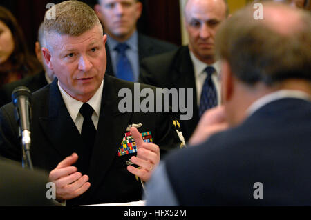 090204-N-9818V-181 WASHINGTON (4. Februar 2009) Master Chief Petty Officer of Marine Rick West bezeugt vor dem Haus Mittel Unterausschuß "VeteranÕs" und militärischen Aufbau auf dem Capitol Hill in Washington. Westen erschien vor dem Kongress mit Sgt. Major der Armee Kenneth Preston, Chief Master Sgt. von der Air Force Rodney McKinley und Sgt. Major des Marine Corps Carlton Kent. (Foto: U.S. Navy Mass Communication Specialist 1. Klasse Jennifer A. Villalovos/freigegeben) US Navy 090204-N-9818V-181 Master Chief Petty Officer of Marine Rick West bezeugt vor dem Haus ca. Stockfoto