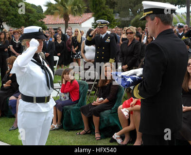 050709-N-0050T-079 San Diego, Kalifornien (9. Juli 2005) - ein Mitglied der Ehrengarde präsentiert die Schatulle Flagge der Senior Chef (Siegel) Daniel R. Healy Commander Naval Special Warfare Command, Vice Admiral Albert M. Calland III während der Gottesdienste auf dem Fort Rosecrans National Cemetery in Punkt Loma, Kalifornien Healy war einer der 16 US-Truppen getötet, als ihr MH - 47D Chinook-Hubschrauber abgeschossen wurde, bei dem Versuch, eine US-Aufklärungs-Team in Afghanistan zu stärken. US Navy Foto vom Fotografen der 2. Klasse Patricia R. Totemeier (freigegeben) Paaren uns Marine 050709-N-0050T-079 präsentiert eine Ehrengarde Mitglied die Zertifizierungsstelle Stockfoto