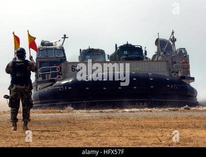 090207-N-5253W-045 SATTAHIP, Thailand (7. Februar 2009) Seemann Christopher Smith, von Washington, D.C., zugeordnet zu Beachmaster Einheit (BMU) ein, det West-Pazifik, leitet Landing Craft Luftpolster 63, zugewiesen, Assault Craft Einheit (ACU) 5, wie es an Land für Cobra Gold 2009 Marines und Ausrüstung transportiert. Kobra-Gold ist eine jährliche Königreich von Thailand und den USA Co-Sponsor militärische Übung zur U.S. trainieren und partner der asiatisch-pazifischen Kräfte.  Die Übung umfasst humanitäre Projekte mit Teilnehmern aus Indonesien, Japan, Singapur, Thailand und den USA (US Navy Foto von Masse C Stockfoto