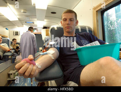 090212-N-6326B-011 SAN DIEGO (17. Februar 2009) Hospital Corpsman 2. Glen Mulkey spendet eine Blutprobe in der Mobile Blutbank am Naval Medical Center San Diego (NMCSD). Die Mobile Blutbank führt bis zu fünf Blutspendeaktionen pro Woche in verschiedenen militärischen Einrichtungen für den Einsatz bei NMCSD und zu helfen, die globalen Krieg gegen den Terrorismus zu unterstützen. (Foto: U.S. Navy Mass Communication Specialist 3. Klasse Jake Berenguer/freigegeben) U.S. Navy 090212-N-6326B-011 Hospital Corpsman 2. Glen Mulkey spendet eine Blutprobe in der Mobile Blutbank am Naval Medical Center San Diego (NMCSD) Stockfoto