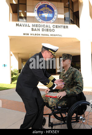 091107-N-6326B-031 SAN DIEGO-(7. November 2009) Captain Ted J. Lucas, Staff Sgt Jesse A. Cottle am Naval Medical Center San Diego präsentiert Commodore, Explosive Ordnance Entsorgung Gruppe 1, dem Purple Heart ausgezeichnet. Dies ist Cottles zweite Purple Heart, seinen ersten 16 Jun. ausgezeichnet wurde. Für Verletzungen, die während des Dienstes in Afghanistan wurden beide Medaillen ausgezeichnet. (Foto: U.S. Navy Mass Communication Specialist 3. Klasse Jake Berenguer/freigegeben) U.S. Navy 091107-N-6326B-031 Capt Ted J. Lucas, Commodore, Explosive Ordnance Entsorgung Gruppe 1, präsentiert dem Purple Heart ausgezeichnet Staff Sgt Jesse A. Cottle Stockfoto