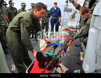 090221-N-4774B-017 Malediven (21. Februar 2009) Lt.jg Rebecca Faunt spielt die Rolle der ein Unfall mit dem Hubschrauber Aufzug während einer Tour durch USS Lake Champlain (CG-57) unterstützt von Mitgliedern der Maldives National Defense Force Coast Guard bei einem Port-Besuch. Lake Champlain ist Teil der Boxer Expeditionary Strike Group und ist auf eine geplante Bereitstellung bis zum westlichen Pazifik global maritime Sicherheit zu unterstützen. (Foto: U.S. Navy Mass Communication Specialist 2. Klasse Daniel Barker/freigegeben) U.S. Navy 090221-N-4774B-017 Lt.jg Rebecca Faunt spielt die Rolle der Opfer durch ein er unterstützt Stockfoto