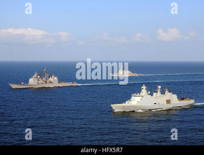 090220-N-1082Z-171 Golf von ADEN (20. Februar 2009), die die Niederländer flexibel unterstützen Schiff HDMS Absalon (L 16), rechts, geführte Flugkörper Kreuzer USS Vella Gulf (CG-72) und der geführte Flugkörper-Zerstörer USS Mahan (DDG-72) Transit im Golf von Aden. Vella-Golf ist das Aushängeschild für kombinierte Task Force 151, eine Multi-national Task Force Pirateriebekämpfung Operationen um aufzudecken und zu verhindern Piraterie in und rund um den Golf von Aden, Persischen Golf, indischen Ozean und Rotes Meer. (Foto: U.S. Navy Mass Communications Specialist 2. Klasse Jason R. Zalasky/freigegeben) US Navy 090220-N-1082Z-171 die dänischen-Schiff HDMS Absalon Stockfoto