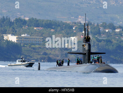 090222-N-0780F-001 SOUDA-Bucht (22. Februar 2009) The Los Angeles Klasse u-Boot USS Albuquerque (SSN-706) wird begleitet von einem Patrouillenboot der Hafen bei der Ankunft in der Bucht von Souda Hafen besuchen. Albuquerque ist auf einen selbständigen Einsatz Landesverteidigung zu unterstützen und den Betrieb in der 6. Flotte Verantwortungsbereich. (US Navy Foto von Paul Farley/freigegeben) USS Albuquerque-090222-N-0780F-001 Stockfoto