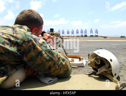 090223-N-2349C-034 indischen Ozean (23. Februar 2009) Sgt. Brad Landers, zugeordnet der 13. Marine Expeditionary Unit, wirft eine verbrauchte 7,62 Kaliber Gehäuse aus einem Scharfschützengewehr M40A3 während einer live-Feuer-Übung auf amphibischer Angriff Schiff USS Boxer (LHD-4). Boxer und der Boxer Expeditionary Strike Group/13th Marine Expeditionary Unit sind auf eine geplante Bereitstellung unterstützt globale maritime Sicherheit. (US Navy Foto von Airman Jacob D. Cohen/freigegeben) US Navy 090223-N-2349C-034 Sgt. Brad Landers wirft eine verbrauchte 7,62 Kaliber Gehäuse aus einem Scharfschützengewehr M40A3 Stockfoto