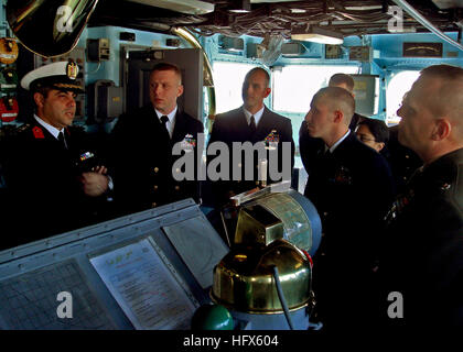 Segler aus der amphibischen Transportschiff der Dock USS San Antonio Tour die ägyptische Fregatte ens Dumyat während ein Hafen besuchen nach Alexandria. San Antonio ist in Alexandria zum 100. Jahrestag der große weiße Flotte, eine historische US-Goodwill-Reise um die Welt. USS San Antonio besucht DVIDS154678 Alexandria, Ägypten Stockfoto