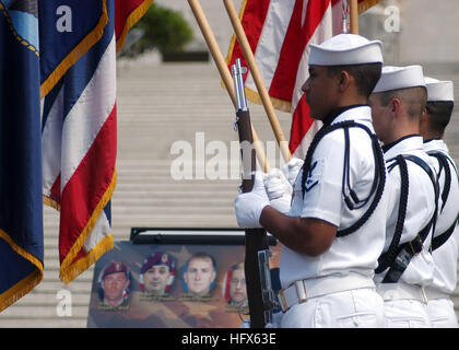 050711-N-3019M-003 Honolulu, Hawaii (11. Juli 2005) - Segler ein Naval Station Pearl Harbor Color Guard zugewiesen präsentieren die Farben während einer Trauerfeier für fünf Segler zugewiesen SEAL Delivery Vehicle Team One (SDVT-1), bei der National Memorial Cemetery of the Pacific in Honolulu, Hawaii. Die Dichtungen wurden getötet, während der Durchführung von Kampf- und Anti-Terror-Operationen in Afghanistan. Foto: U.S. Navy Journalist 3. Klasse Ryan C. McGinley (freigegeben) US-050711-N-3019M-003 Marineseeleute zugewiesen ein Naval Station Pearl Harbor Color Guard präsentieren die Farben während einer Trauerfeier für Stockfoto