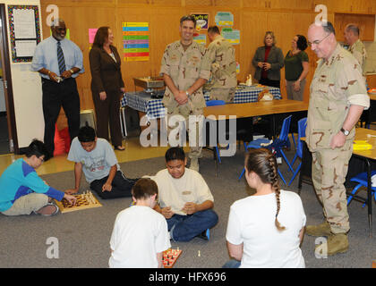 091125-N-0803S-073 MANAMA, Bahrain (25. November 2009) ADM J. C. Harvey Jr., Commander, US Fleet Forces Command, spricht mit Studenten während eines Besuchs in der Abteilung der Verteidigung abhängige Schule in Bahrain.  Harvey ist das US Central Command Verantwortung während der Erntedankfest Ferienzeit Gegend mit militärischen Führungskräften zu treffen und vielen Seglern für ihren Dienst. (Foto: U.S. Navy Mass Communication Specialist 2. Klasse Nathan Schaeffer/freigegeben) US Navy 091125-N-0803S-073 ADM J. C. Harvey Jr., Commander, US Fleet Forces Command, spricht mit Studenten während eines vis Stockfoto