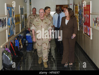 091125-N-0803S-075 MANAMA, Bahrain (25. November 2009) Admiral J. C. Harvey Jr., Commander, US Fleet Forces Command, tourt die Abteilung der Verteidigung abhängige Schule in Bahrain.  Harvey ist das US Central Command Verantwortung während der Erntedankfest Ferienzeit Gegend mit militärischen Führungskräften zu treffen und vielen Seglern für ihren Dienst. (Foto: U.S. Navy Mass Communication Specialist 2. Klasse Nathan Schaeffer/freigegeben) UNS 091125-N-0803S-075 Marine Admiral J. C. Harvey Jr., Commander, US Fleet Forces Command, Touren die Abteilung der Verteidigung abhängige Schule in Bahrain Stockfoto