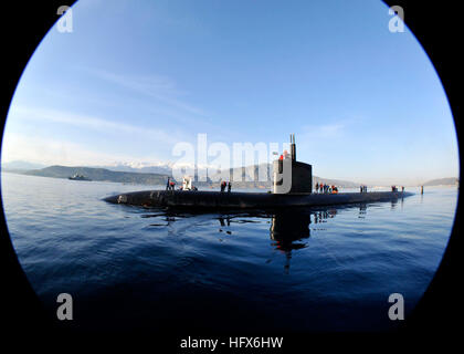 090317-N-0780F-002 SOUDA BAY, Kreta, Griechenland (17. März 2009) The Los Angeles Klasse Angriffs u-Boot USS Scranton (SSN-756) startet nach ein routinemäßigen Hafen Souda-Bucht.  Scranton wird als Teil der Eisenhower Carrier Strike Group bereitgestellt und in die USA bereitgestellt wird 6. Flotte Aufgabengebiet. (US Navy Foto von Paul Farley/freigegeben) USS Scranton-090317-N-0780F-002 Stockfoto