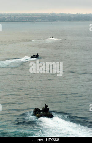 050712-N-9866B-013 Pazifik (12. Juli 2005) Ð US-Marines, des 3rd Amphibious Assault Battalion zugeordnet Sitz in Camp Pendleton, Kalifornien, fahren ihre amphibische Fahrzeuge durch den Pazifischen Ozean nach der Abfahrt der amphibischen Angriffs Schiff USS Peleliu (LHA-5), um ihre Heimatbasis zurückzukehren. Die Marines eingeschifft auf Peleliu amphibische zeitnah auf und abseits der Küste von Hawaii zu absolvieren. Foto: U.S. Navy Journalist 2. Klasse Zack Baddorf (freigegeben) US Navy 050712-N-9866B-013 US-Marines zugewiesen des 3rd Amphibious Assault Battalion Sitz in Camp Pendleton, Kalifornien, fahren Stockfoto