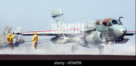 050712-N-5345W-014-Atlantik (12. Juli 2005) - Flugzeugabfertiger signal an die Besatzung eine EA-6 b Prowler, zugeordnet zu den "Zapper" Electronic Warfare Squadron One drei Zero (VAQ-130), kurz nach einer erfolgreichen verhafteten Erholung an Bord der Flugzeugträger der Nimitz-Klasse USS Harry S. Truman (CVN-75). Truman führt derzeit Träger Qualifikationen im Atlantischen Ozean. Foto: U.S. Navy des Fotografen Mate 3. Klasse Kristopher Wilson (freigegeben) US Navy 050712-N-5345W-014 Flugzeuge Handler Signal an die Besatzung eine EA-6 b Prowler Stockfoto