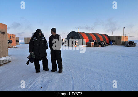 090321-N-8273J-081 NORDPOLARMEER (21. März 2009) Lt. Roger Callahan spricht mit camp Medic Lt. Huy Phun über Kälte Schutzausrüstung im angewandte Physik-Labor Ice Bahnhof Camp im arktischen Ozean. Zwei Los-Angeles-Klasse, USS Helena (SSN-725) und USS Annapolis (SSN-760), werden die Übung mit Forscher von der University of Washington Applied Physics Laboratory und Personal aus dem Marine Arktis-u-Boot-Labor teilnehmen. (Foto: U.S. Navy Mass Communication Specialist 1. Klasse Tiffini M. Jones/freigegeben) US Navy 090321-N-8273J-081 Lt. Roger Callahan spricht mit cam Stockfoto