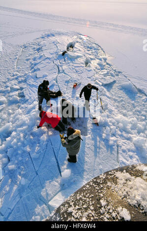 090322-N-8273J-350 NORDPOLARMEER (21. März 2009) Mitglieder der angewandte Physik Labor Ice Station löschen Eis von der Luke der Los-Angeles-Klasse u-Boot USS Annapolis (SSN-760), nachdem das u-Boot durch das Eis brach während der Teilnahme an Ice Übung 2009 im arktischen Ozean. Annapolis und der Los-Angeles-Klasse u-Boot USS Helena (SSN-725) nehmen an ICEX zu arbeiten und trainieren in der herausfordernde und einzigartige Umgebung, die die arktische Region prägt. (Foto: U.S. Navy Mass Communication Specialist 1. Klasse Tiffini M. Jones/freigegeben) U.S. Navy 090322-N-8273J-350 M Stockfoto