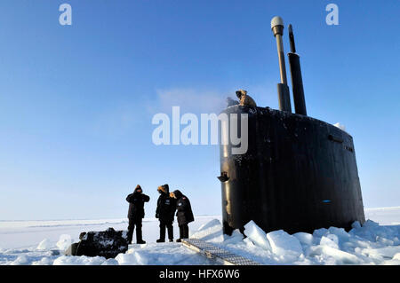090322-N-8273J-141 NORDPOLARMEER (21. März 2009) Mitglieder der angewandte Physik Labor Ice Station löschen Eis von der Luke der Los-Angeles-Klasse u-Boot USS Annapolis (SSN-760), nachdem das u-Boot durch das Eis brach während der Teilnahme an Ice Übung 2009 im arktischen Ozean. Annapolis und der Los-Angeles-Klasse u-Boot USS Helena (SSN-725) nehmen an ICEX zu arbeiten und trainieren in der herausfordernde und einzigartige Umgebung, die die arktische Region prägt. (Foto: U.S. Navy Mass Communication Specialist 1. Klasse Tiffini M. Jones/freigegeben) U.S. Navy 090322-N-8273J-141 M Stockfoto