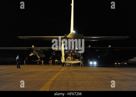 090325-N-2383D-001 ENTEBBE, Uganda (25. März 2009) Service-Mitglieder aus der "Nachtschwärmer" von Fleet Logistics Support Squadron (VR) 54, Gridley in New Orleans, Ankunft in Entebbe, Uganda an Bord einer Hercules C-130T. VR-54 arbeitet mit dem ugandischen Militär, Service-Mitglieder aus kombiniert Joint Task Force-Horn von Afrika und andere US-Service-Mitglieder zur Suche und Bergung Operationen von menschlichen Überresten und Flugdatenschreiber aus den Trümmern einer Ilyushin 76 Passagierflugzeug, das im Viktoriasee 9.März abgestürzt. (U.S. Navy Photo von Chief Masse Kommunikation Spezialist Seemann James Dr Stockfoto