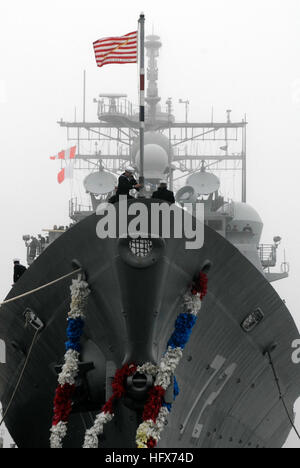 Seeleute an Bord des Lenkraketenkreuzers USS Vella Gulf heben nach ihrer Ankunft auf der Marinestation Norfolk die nationale Fähnrich auf, nachdem sie sieben Monate lang die Zusammenarbeit im Bereich der maritimen Sicherheit und der Theatersicherheit in den Gebieten der 5. Und 6. Flotte unterstützt haben. Stockfoto