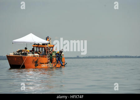 090327-N-2383D-012 ENTEBBE, Uganda (27. März 2009) Navy Diver 2. Klasse Jeremy Weber tritt in Afrikas Lake Victoria während einer primären Suche für das Heckteil von einer Ilyushin 76 Transportflugzeug, das in den See am 9. März stürzte. Weber versucht die Flugzeuge Flugdatenschreiber zu erholen. Weber erhält Mobile Tauchen und Salvage Unit (MDSU) 2, die von Bahrain ist vorwärts bereitgestellt, als Teil einer Suche und Bergung von kombiniert Joint Task Force-Horn von Afrika und die Regierung von Uganda durchgeführt wird. (US Navy Foto von Chief Masse Kommunikation Spezialist Cory D Stockfoto