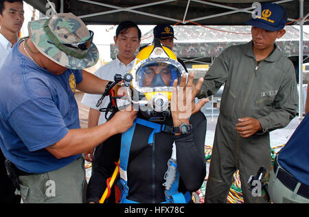 090402-N-7095C-001 SIHANOUKVILLE, Kambodscha (2. April 2009) Senior Chief Navy Diver Cesar J. Torres, zugewiesen, Mobile Tauchen und Salvage Unit (MDSU) 1, führt vor dem Tauchgang Ausrüstung Kontrollen, bevor eine gemeinsame USA und kambodschanischen vom Military Sealift Command Rettung und Bergung Schiff USNS Safeguard (T-ARS 50) Tauchen. MDSU 1 und Schutzmaßnahmen sind in Kambodscha, gemeinsame Tauchen und Ingenieurausbildung mit kambodschanischen Kräfte 31. März bis April 4 durchzuführen. (Foto: U.S. Navy Mass Communication Specialist 2. Klasse Seth Clarke/freigegeben) UNS Marine 090402-N-7095C-001 Senior Chief Navy Diver Cesar J. Torres, zugeordnet Stockfoto