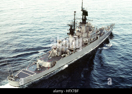 Aerial Steuerbord Viertel sehen den Lenkflugkörper Kreuzer USS LEAHY (CG-16) im Gange. USS Leahy (CG-16) im Gange 1983 Nr. 2 Stockfoto