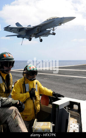 Stehen Sie 090416-N-7730P-238 Pazifik (16. April 2009) Lt. William Eastham und Lt. Oscar Flores, schützen an Bord des Flugzeugträgers USS Ronald Reagan (CVN-76), in der Getriebe-Grube, wie ein FA-18F Super Hornet, die "Gladiatoren" des Strike Fighter Squadron (VFA) 106 zugewiesen in für einen verhafteten Landung fliegt. Schützen in der Getriebe-Grube Mann einen Notfall Welle-aus-Schalter verwendet, um sich nähernden Flugzeug unsicher Deck Bedingungen signalisieren. Ronald Reagan läuft in den Pazifik Flotte Ersatz Geschwader Carrier Qualifikation führen. (Foto: U.S. Navy Mass Communication Specialist 2. Klasse Gary A Stockfoto