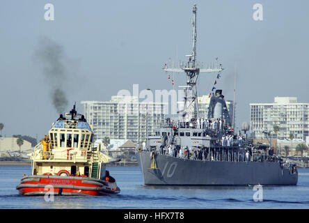 090417-N-7498L-192 SAN DIEGO (17. April 2009) zieht die Grube Gegenmaßnahme Schiff USS Krieger (MCM 10) in seinem neuen Heimathafen am Naval Base San Diego. USS Chief (MCM-14) und Krieger sind beide Teil des Kommandanten, Grube Gegenmaßnahme-Geschwader und sind die ersten zwei der acht Ingleside, Texas für ihre ständigen Dienstort im Einklang mit der Verteidigung Basis Verlegung und Schließung Kommission abzuweichen. (Foto: U.S. Navy Mass Communication Specialist 2. Klasse Mark Logico/freigegeben) Zieht uns Marine 090417-N-7498L-192 Grube Gegenmaßnahme Schiff USS Krieger (MCM 10) in seinem neuen Heimathafen im Marinestützpunkt Stockfoto