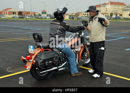 090420-N-0046R-018-Neapel, Italien (April 20,2009) Motorrad Kursleiter Elektroniker / 1. Klasse Daryn Reid lehrt Stahl Arbeiter 1. Klasse Riley Edwards der richtige Weg, um das Reiten ausführen Bohren im Verlauf erfahrene Reiter am Naval Support-Aktivitäten, Neapel-Support-Website. Diese Reitkurs gehörte Motorrad Sicherheitswoche, das fördert die richtigen Fahrtechniken, um ein sicheres Fahren-Umfeld zu gewährleisten. (Foto: U.S. Navy Masse Kommunikation Spezialist Seemann Apprentice Kristopher Regan/freigegeben) US Navy 090420-N-0046R-018 Motorrad Kursleiter Elektroniker /-in Stockfoto