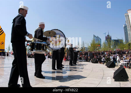 090421-N-1251W-032 QINGDAO, Volksrepublik China (21. April 2009) The US 7. Flotte Dixieland Band spielt für die chinesischen Bürger bei einem gemeinsamen Konzert mit Bands aus Nationen, die Teilnahme an der 60-Jahr-Feier der Gründung der Peoples Liberation Army Navy. Der vorwärts-Einsatz geführte Flugkörper Zerstörer USS Fitzgerald (DDG-62) ist in Qingdao, in der International Fleet Review mit Einheiten von 20 anderen Nationen teilnehmen. (Foto: U.S. Navy Mass Communication Specialist 2. Klasse Matthew R. White/freigegeben) U.S. Navy 090421-N-1251W-032 den USA 7. Flotte Dixieland Band pl Stockfoto