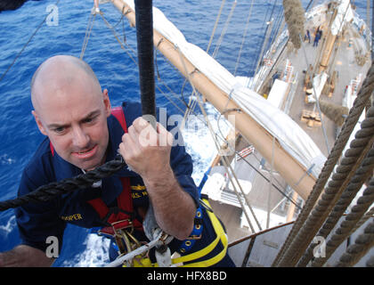 090427-N-2893B-002-Atlantik (27. April 2009)--USS Constitution eingehende befehlshabender Offizier, CMdR Tim Cooper, klettert die Großmast Wanten an Bord USCG Viermastbark Eagle (WIX-327). Cooper ist einer der fünf Navy Matrosen an Bord der drei Masten Viermastbark auf ihrer 18-tägige 3.149 Meilen lange Reise von New London, Connecticut, nach Rota, Spanien. Ursprünglich im Auftrag Horst Wessel Kriegsmarine 1936, sie wurde wieder in Betrieb genommen USCG Eagle im Jahr 1946, und ihre ständige Besatzung von 55 Küstenwache Matrosen gesellen sich Hunderte von Kadetten und Offizier Kandidaten für Segel Ausbildung jedes Jahr. Foto: U.S. Navy Masse Ele Stockfoto