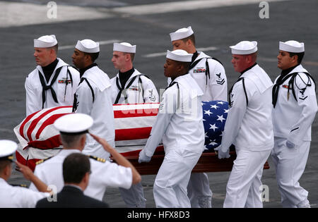 050716-N-0555B-033 San Diego (16. Juli 2005) - Sargträger der zeremoniellen Ehrengarde tragen den Sarg des pensionierten Vice Admiral James B. Stockdale während einer Trauerfeier an Bord der Flugzeugträger der Nimitz-Klasse USS Ronald Reagan (CVN-76). Hunderte von Freunden, Familienmitgliedern und Kameraden versammelten sich um zu erinnern, die ehemalige Kriegsgefangene und Congressional Medal Of Honor-Empfänger der 5 Juli in Coronado, Kalifornien Vereinigte Staaten Marine verstorben Foto von Fotografen Mate Airman Lehrling Christopher D. Blachly (freigegeben) US Navy 050716-N-0555B-033 Sargträger der zeremoniellen Ehrengarde tragen die Stockfoto