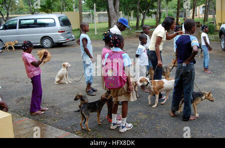 090429-N-5234F-089 SANTO DOMINGO, Dominikanische Republik (29. April 2009) Santo Dominigo Bewohner Warteschlange, um ihre Haustiere während einer anhaltenden Versprechen 2009 Tierklinik tierärztliche Personal geimpft bekommen begann das Military Sealift Command Hospital Schiff USNS Comfort (T-AH 20). Komfort ist auf einer viermonatigen humanitäre und politische Unterstützungsmission in Lateinamerika und der Karibik. (Foto: U.S. Navy Chief Masse Kommunikation Spezialist Teresa J. Frith/freigegeben) US Navy 090429-N-5234F-089 Santo Dominigo Bewohner Warteschlange, um ihre Haustiere während einer anhaltenden Versprechen 2 geimpft bekommen Stockfoto