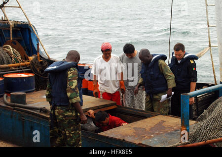 090429-N-1655H-181-PORT-GENTIL, Gabun (29. April 2009) Portugiesisch Navy Lt. CMdR Antonio Mourinha und Gabun Matrosen inspizieren ein Betriebs für Fische an Bord eine illegale Fischerei Bucht während eines Afrika-Partnerschaft-Station-Nashville-Fischerei-Engagements. Afrika-Partnerschaft-Station ist eine multinationale Initiative entwickelt von Commander, US Naval Forces Europe und Commander, US Naval Forces Africa mit USA und internationalen Partnern zu arbeiten zur Verbesserung der Sicherheit im Seeverkehr und Sicherheit auf dem afrikanischen Kontinent. (Foto: U.S. Navy Mass Communication Specialist 2. Klasse David Holmes/freigegeben) US Navy Stockfoto