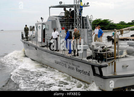 090429-N-7948C-045-PORT-GENTIL, Gabun (29. April 2009) gabunischen Segler für einen Fischerei-Workshop unter der Leitung von Afrika Partnerschaft Station Nashville zu fahren. Afrika-Partnerschaft-Station ist eine multinationale Initiative entwickelt von Commander, US Naval Forces Europe und Commander, US Naval Forces Africa mit USA und internationalen Partnern zu arbeiten zur Verbesserung der Sicherheit im Seeverkehr und Sicherheit auf dem afrikanischen Kontinent. (Foto: U.S. Navy Mass Communication Specialist 1. Klasse Martine Cuarón/freigegeben) US Navy 090429-N-7948 C-045 gabunischen Segler fahren für einen Fischerei-Workshop unter der Leitung von Afrika Partnerschaft S Stockfoto