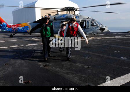 Medizinische Besatzungsmitglieder des Krankenhausschiffs USNS Comfort empfangen einen Patienten vom Flugzeugträger USS Carl Vinson. Das Comfort bietet ein Krankenhaus mit 1.000 Betten und Einrichtungen für fortgeschrittene Traumata zur Unterstützung der Operation Unified Response nach dem Erdbeben der Stärke 7,0 in Haiti am 12. Januar 2010. Stockfoto