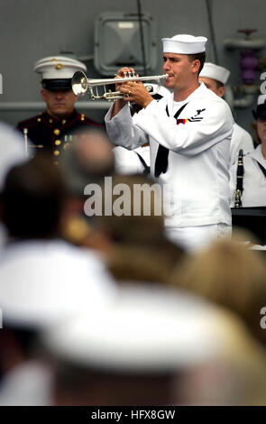 050716-N-7730F-246 San Diego (16. Juli 2005) - ein einsamer Bugler spielt Hähne während einer Trauerfeier für pensionierte Vice Admiral James B. Stockdale während einer Trauerfeier an Bord der Flugzeugträger der Nimitz-Klasse USS Ronald Reagan (CVN-76). Hunderte von Freunden, Familienmitgliedern und Kameraden versammelten sich um zu erinnern, die ehemalige Kriegsgefangene und Congressional Medal Of Honor-Empfänger gestorben Juli 5 in Coronado, Kalifornien USA spielt Navy Foto vom Fotografen Mate Airman Sarah Foster (freigegeben) US Navy 050716-N-7730F-246 A lone Bugler Hähne während einer Trauerfeier für den Ruhestand Vice Admiral James B. Stock Stockfoto