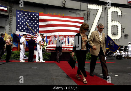 050716-N-8213G-373 San Diego (16. Juli 2005) Ð nach dem persönlichen Tribut zahlen, fahren Gäste einer Trauerfeier für pensionierte Vice Admiral James B. Stockdale an Bord der Flugzeugträger der Nimitz-Klasse USS Ronald Reagan (CVN-76). Hunderte von Freunden, Familienmitgliedern und Kameraden versammelt, um die ehemalige Kriegsgefangene und Congressional Medal Of Honor-Empfänger 5 Juli in Coronado, Kalifornien US Navy Foto von PhotographerÕs Mate 3. Klasse Konstandinos Goumenidis (freigegeben) Verstorbenen erinnern uns Marine 050716-N-8213G-373 nach persönlichen Tribut zahlen, Gäste aufbrechen eine Trauerfeier für pensionierte Vice Admiral Jam Stockfoto