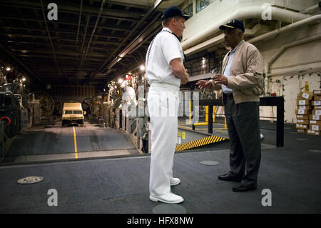 090504-N-5549O-102 Atlantik (4. Mai 2009) Acting Secretary Of The Navy spricht die Honorable BJ Penn mit CDR Larry LeGree, Kommandierender Offizier der amphibious Transport Dock Schiff USS Mesa Verde (LPD 19), während der 50. Iteration der UNITAS Gold. UNITAS ist eine multinationale maritime Übung mit Kräften aus Brasilien, Kanada, Chile, Kolumbien, Ecuador, Deutschland, Mexiko, Peru, USA und Uruguay Marine Taktik in einer gemeinsamen Kräfte Umgebung zu üben. (Foto: U.S. Navy Mass Communication Specialist 2. Klasse Kevin S. O'Brien/freigegeben) US Marine 090504-N-5549O-102-Acting Secretary of Stockfoto