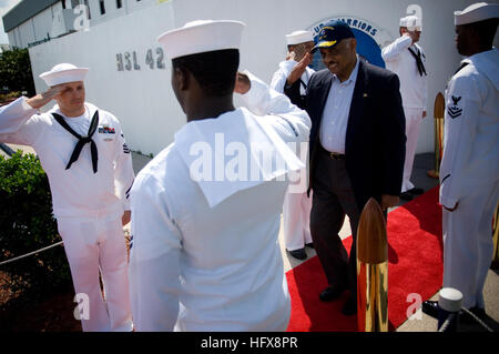 090504-N-5549O-248 JACKSONVILLE, Florida (4. Mai 2009) Segler, die stolze Krieger des Hubschrauber Anti-Submarine Squadron Lichts (HSL 41) zugewiesen Rendern Ehrungen, Acting Secretary Of The Navy Honorable BJ Penn nach seiner Tour der Geschwader Einrichtungen während der 50. Iteration der UNITAS Gold. UNITAS ist eine multinationale maritime Übung mit Kräften aus Brasilien, Kanada, Chile, Kolumbien, Ecuador, Deutschland, Mexiko, Peru, USA und Uruguay Marine Taktik in einer gemeinsamen Kräfte Umgebung zu üben. (Foto: U.S. Navy Mass Communication Specialist 2. Klasse Kevin S. O'Brien/freigegeben) (US Stockfoto