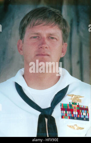 090511-N-0000 X-001 WASHINGTON (11. Mai 2009) Chief Special Warfare Operator Eric F. Shellenberger, 36, abgebildet in diesem undatierten Datei Foto als erster Klasse Petty Officer, starb 7 Mai in einem Tauchen im Zusammenhang mit Vorfall in den Gewässern von Bremerton Washington während der Durchführung Tauchausbildung mit Mitgliedern seines Teams. Shellenberger, 36, wurde mit SEAL Delivery Vehicle Team 1, Naval Special Warfare Group 3, basierend auf Pearl City, Hawaii stationiert. und wurde bei dem Vorfall ereignete/freigegeben) US Navy 090511-N-0000 X-001 Chief Special Warfare Operator Eric F. Shellenberger, 36, in diesem undatierten Foto abgebildet ein Stockfoto