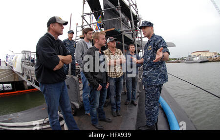 090511-N-7705S-014 NORFOLK (11. Mai 2009) CMdR Troy Jackson erklärt die Merkmale der Los-Angeles-Klasse u-Boot USS Norfolk (SSN-714) der Carter-Familie. Die Carter-Zwillinge, derzeit auf Tour, wurden die am schnellsten steigenden neue Land Act von 2009 von Country Music Television benannt. Die Country-Musik-Stars, ihre Familie und die Bandmitglieder machten einen kurzen Halt am Naval Station Norfolk, das u-Boot zu besuchen, bevor Sie auf mit ihrer Konzerttour. (Foto: U.S. Navy Mass Communication Specialist 1. Klasse Todd A. Schaffer/freigegeben) US Navy 090511-N-7705S-014 NORFOLK (11. Mai 2009) Stockfoto