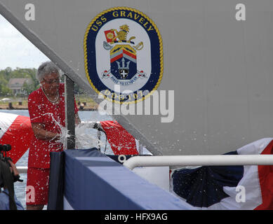 090516-N-0860R-135 PASCAGOULA, Mississippi (16. Mai 2009) Alma Bernice Clark in ernster, ShipÕs sponsor vor Inbetriebnahme Unit (PCU) schwer (DDG 107) bricht die traditionelle Flasche Champagner über den ShipÕs-Bug während der Taufe von den neuesten Arleigh Burke-Klasse Zerstörer, benannt zu Ehren des Ehemannes der späten Vice Admiral Samuel L. Ernst, bei Northrop Grumman Shipbuilding, Golfküste. Das Schiff ist der 57th in ihrer Klasse und ehrt Vice Admiral ernsthaft, wer der erste Afroamerikaner Befehl eine große Kriegsschiff war, Flagge Rang erreichen und eine nummerierte Flotte zu befehligen. Ebenfalls anwesend war der Stockfoto