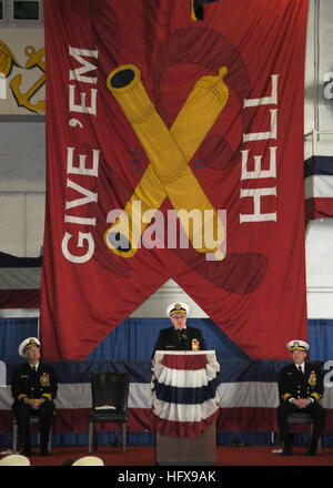 110225-N-QV906-176 NORFOLK (25. Februar 2011) Admiral John C. Harvey Jr., Kommandeur des US Fleet Forces Command, gibt die Keynote bei der Kommandant, Naval Air Force Atlantic Änderung der Befehl Zeremonie an Bord des Flugzeugträgers USS harry s. Truman (CVN-75). (Foto: U.S. Navy Mass Communication Specialist 2. Klasse Micah s. Blechner/freigegeben) US Navy 110225-N-QV906-176 Admiral John C. Harvey Jr., Kommandeur des US Fleet Forces Command, gibt die Keynote bei der Commander Naval Air F Stockfoto