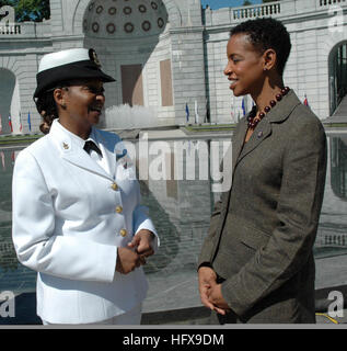 090519-N-9268E-004 ARLINGTON, Virginia (19. Mai 2009) US-Abgeordneter Donna F. Edwards spricht mit Cryptologic Techniker (Administrative) Dee Allen während der 12. jährliche Frauen in der militärischen Verlegung Kranzniederlegung an der Frauen im Militärdienst für Amerika Memorial. Die Congressional Caucus für Frauenfragen Gastgeber der Veranstaltung, die eine eingetragene Hündin aus jedem der Streitkräfte geehrt. Allen, die in der Marine Büro der Frauenpolitik arbeitet, wurde in den vergangenen 21 Jahren während seiner Zeit in wichtigen Führungspositionen in den USA und Japan für ihre Leistungen geehrt. (Foto der US Navy Lt. Karen e Stockfoto