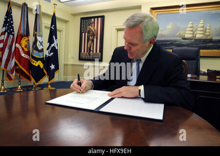 090519-N-5549O-007 WASHINGTON (19. Mai 2009) Ray Mabus unterschreibt eine eidesstattliche Erklärung des Termins vor seiner Vereidigung als 75. Secretary Of The Navy. (Foto: U.S. Navy Mass Communication Specialist 2. Klasse Kevin S. O'Brien/freigegeben) US Navy 090519-N-5549O-007 Ray Mabus unterschreibt eine eidesstattliche Erklärung des Termins vor seiner Vereidigung als 75. Secretary Of The Navy Stockfoto