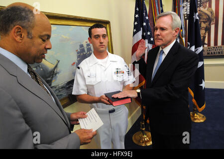 090519-N-5549O-013 WASHINGTON (19. Mai 2009) The Honorable Ray Mabus wird vereidigt als 75. Secretary Of The Navy (SECNAV) von Jeh Johnson, General Counsel für das Department of Defense während einer Zeremonie im Pentagon. (Foto: U.S. Navy Mass Communication Specialist 2. Klasse Kevin S. O'Brien/freigegeben) US Navy 090519-N-5549O-013 The Honorable Ray Mabus wird vereidigt als 75. Secretary Of The Navy (SECNAV) von Jeh Johnson, General Counsel für das Department of Defense während einer Zeremonie im Pentagon Stockfoto