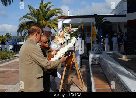 090521-N-1825E-320 ROTA, Spanien (21. Mai 2009) Carlos Soto, links, und Henry Marquez, Mitglieder des Naval Station Rota im Ruhestand amerikanischen iberischen Militärrates, legen einen Kranz während einer Memorial Day Zeremonie an der Basis-Kapelle. Mehr als 100 Matrosen, Marines, Flieger und spanischen Militärs trat Rentner und Familienangehörige aus der lokalen Gemeinschaft, diejenigen ehren, die gedient haben. (Foto: U.S. Navy Mass Communication Specialist 2. Klasse Joseph Ebalo/freigegeben) US Navy 090521-N-1825E-320 Carlos Soto, links, und Henry Marquez, Mitglieder von der Naval Station Rota im Ruhestand amerikanischen militärischen Ibe Stockfoto